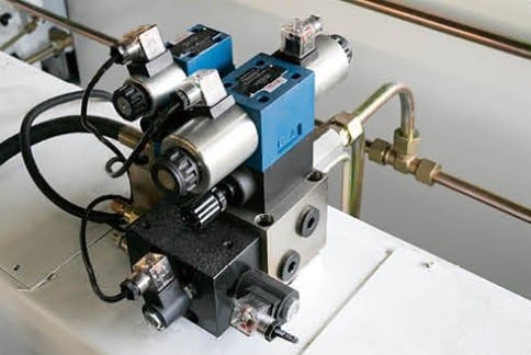 Integrated hydraulic system for CNC press brake