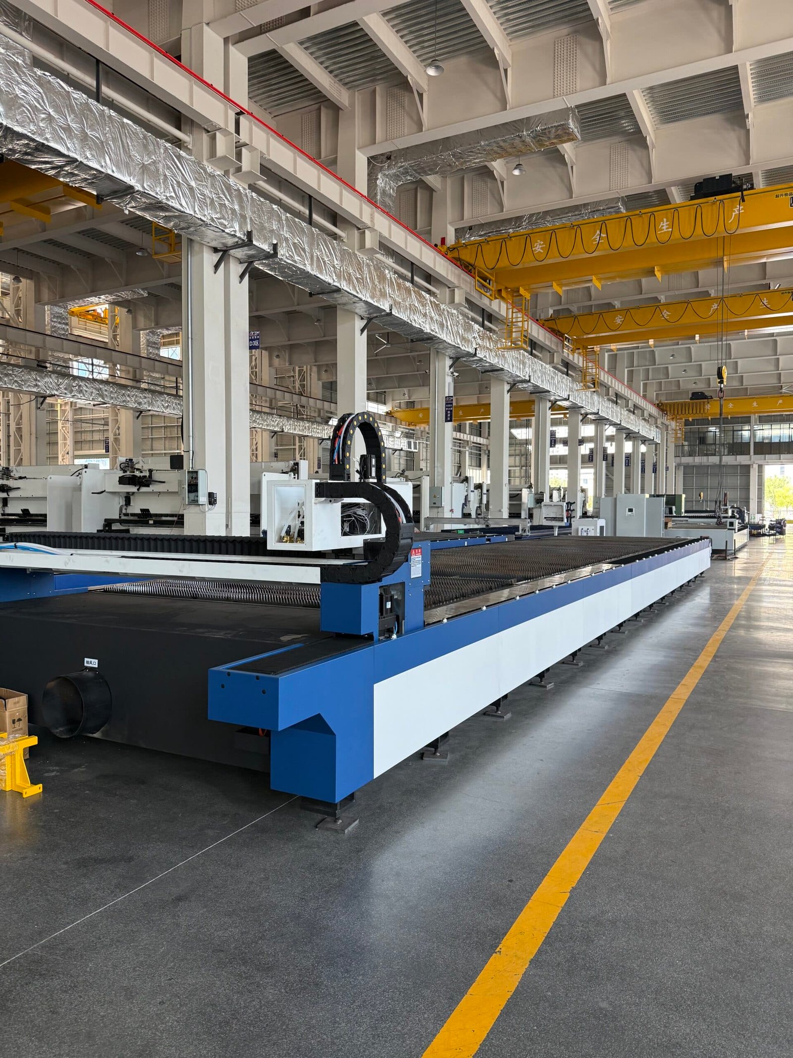 fiber laser cutting machine for cutting metal sheets