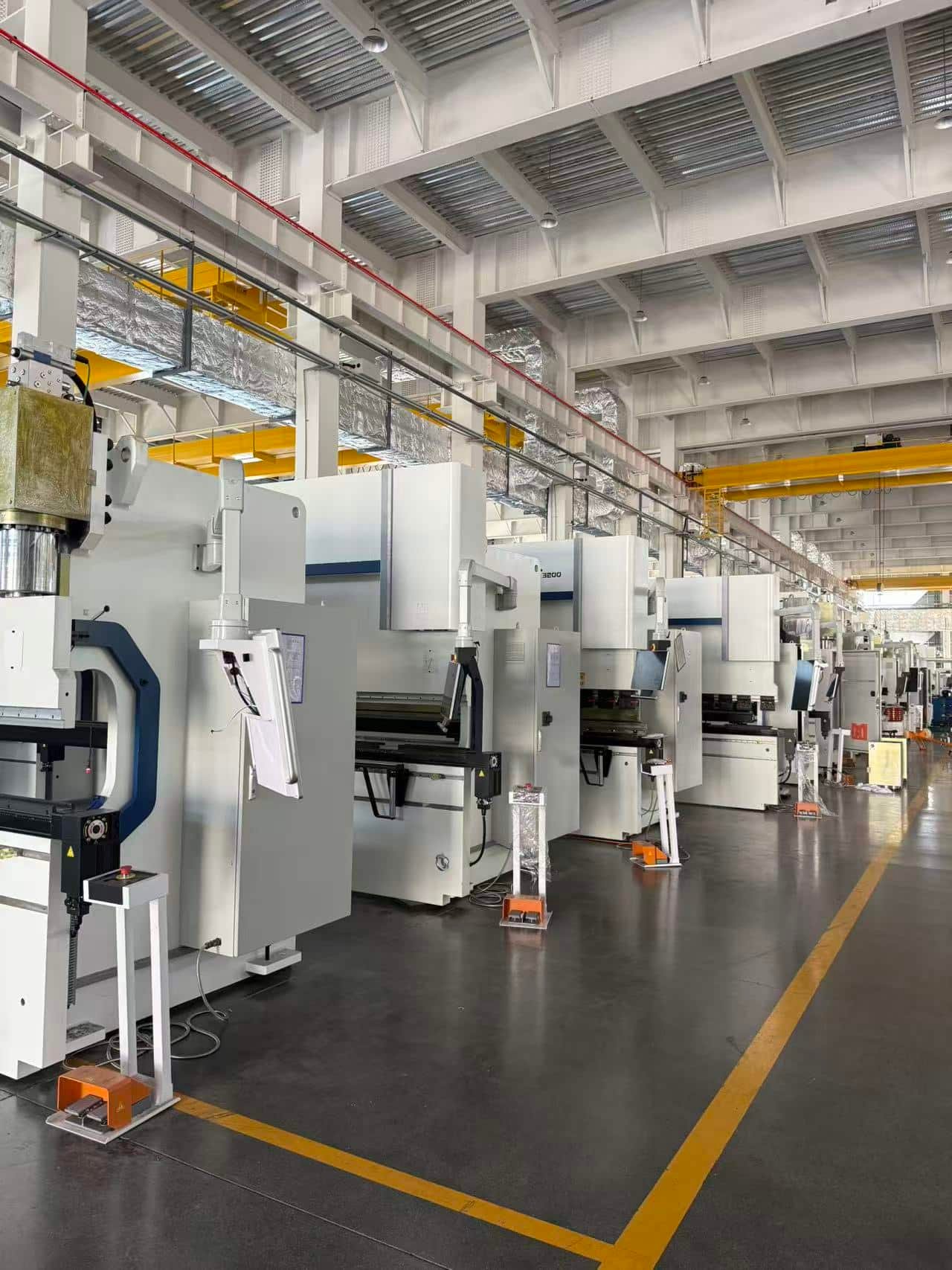 CNC machine manufacturing workshop in China with large production capacity