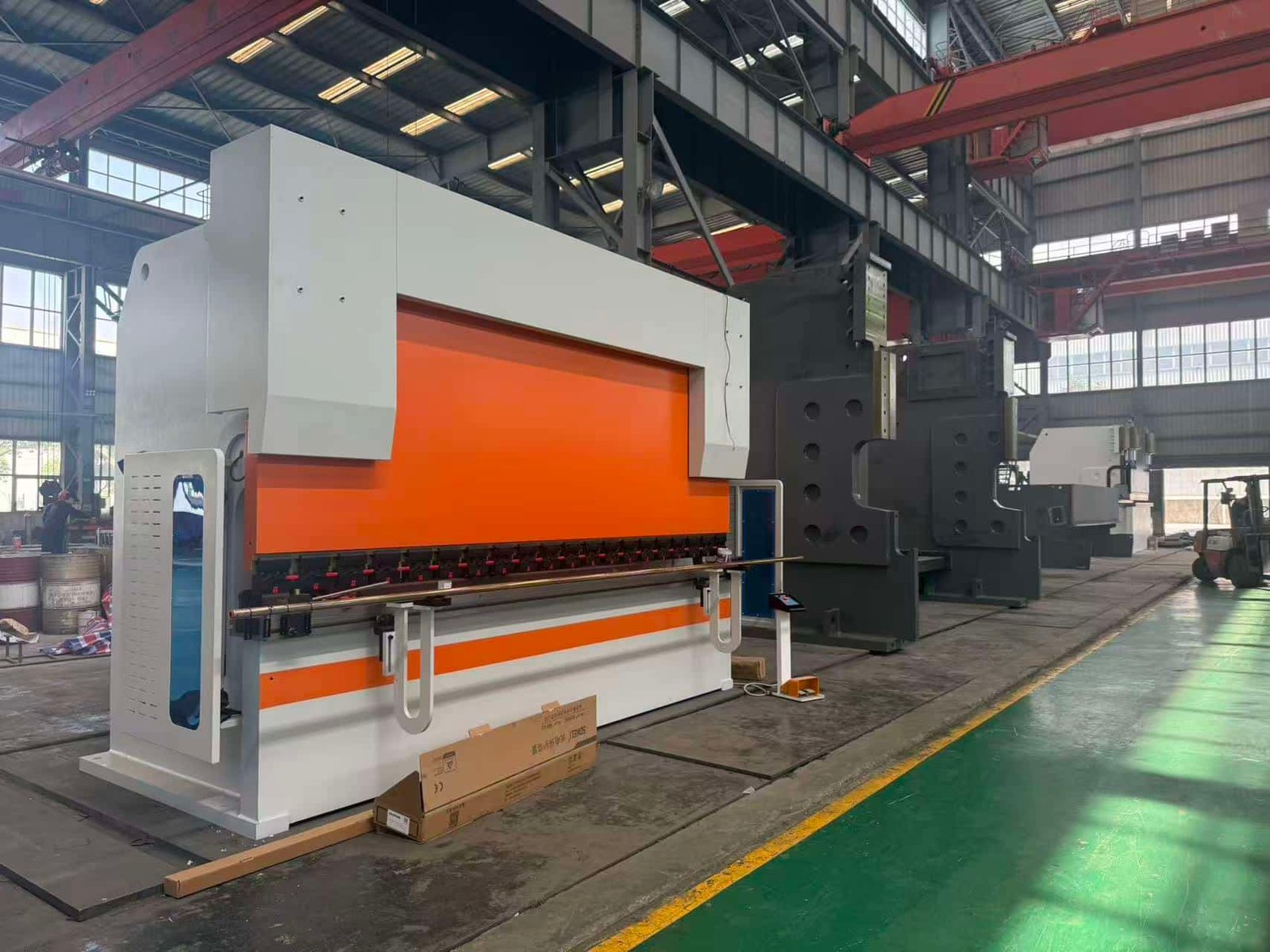 CNC press brake machine with tooling system for sheet metal bending