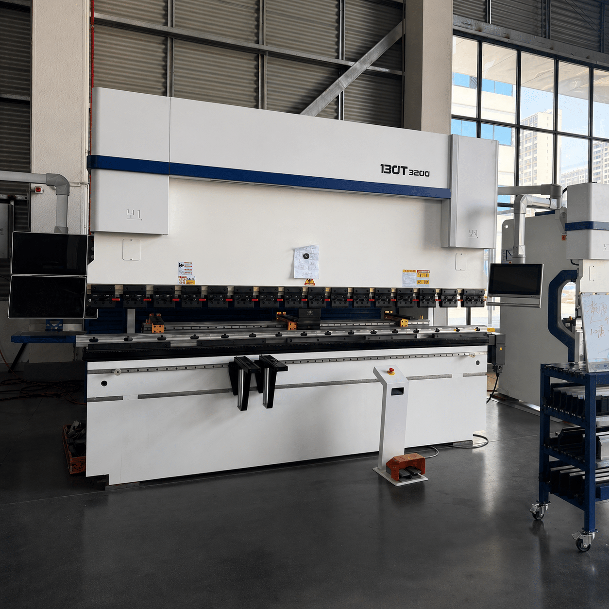 press brake V-die selection showing correct V opening based on material thickness for precise bending results