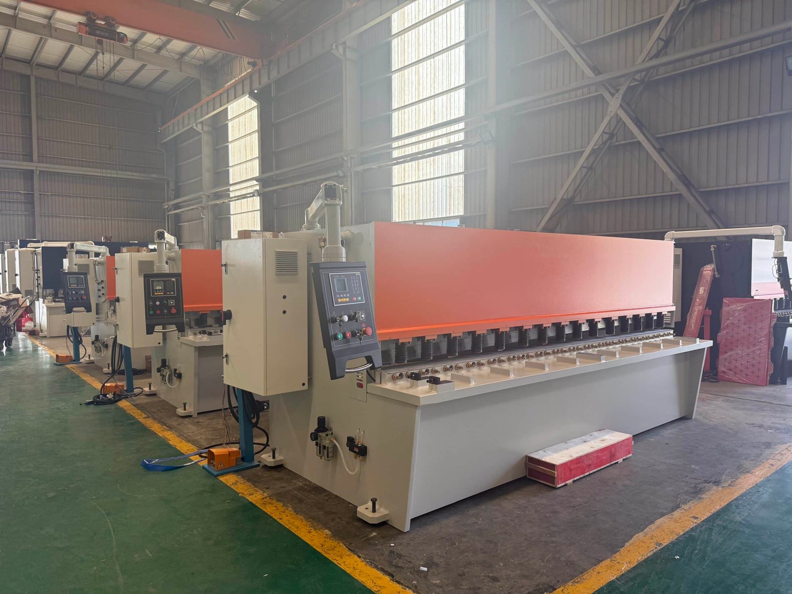 Hydraulic shearing machine for accurate sheet metal cutting