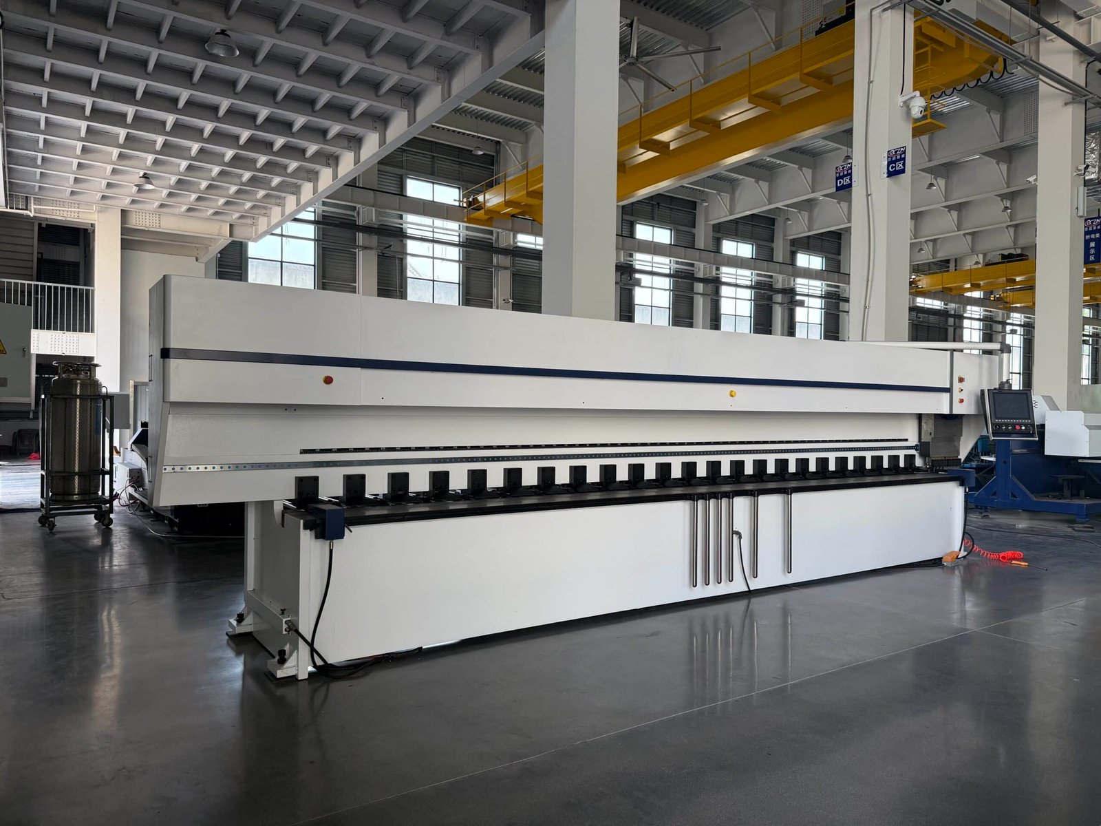 industrial hydraulic press brake machine in metal fabrication factory