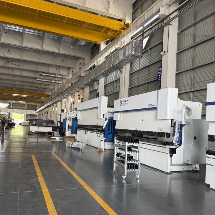 Servo CNC press brake machine with crowning compensation system
