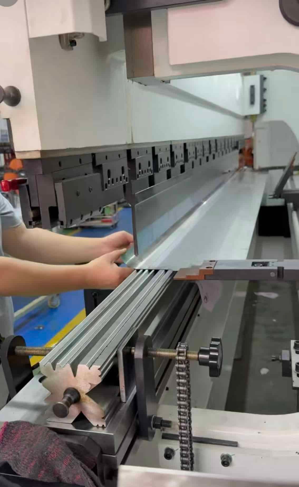 CNC press brake backgauge positioning system with servo motor control