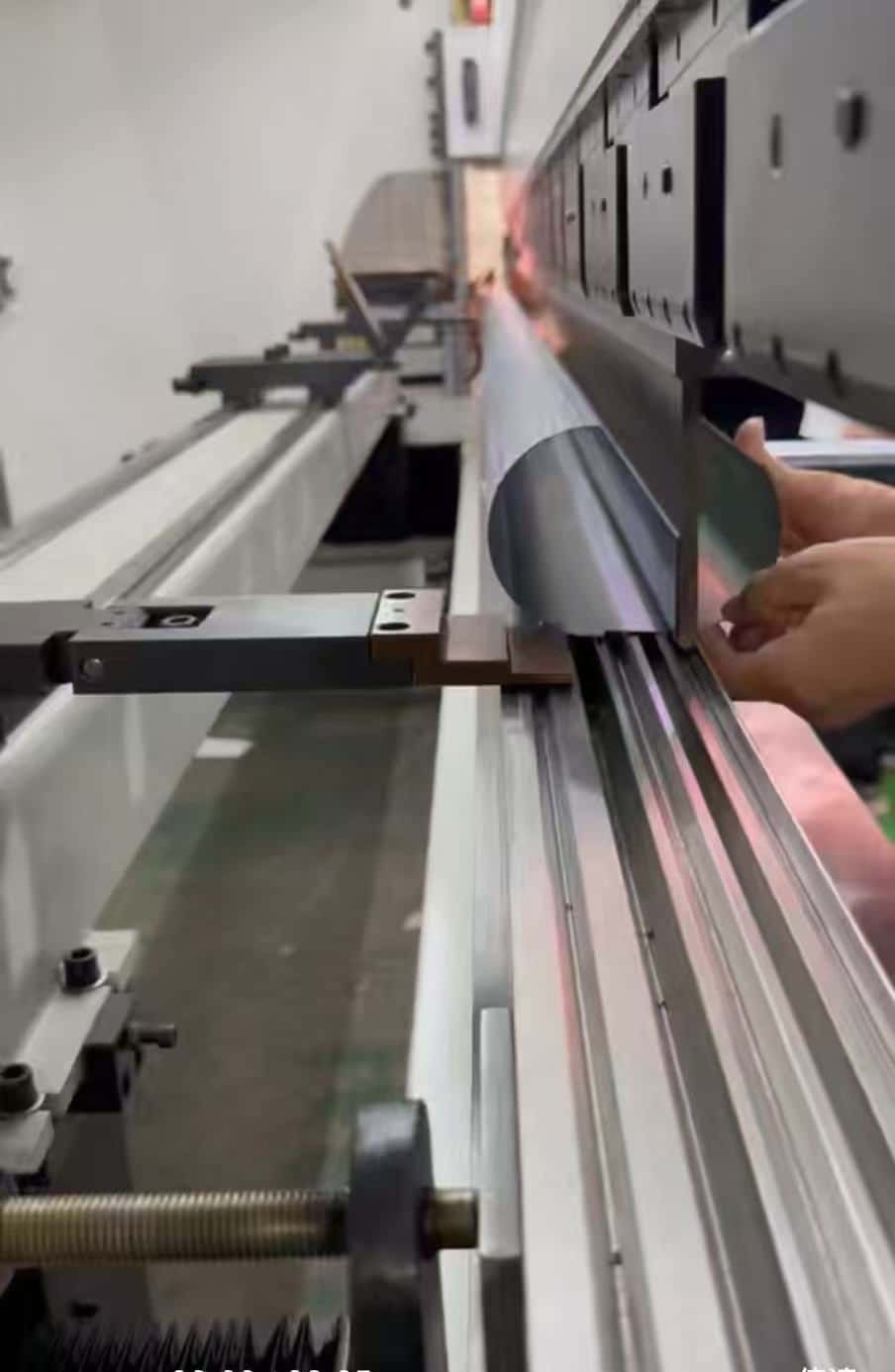 Press brake punch and die tooling for stainless steel bending