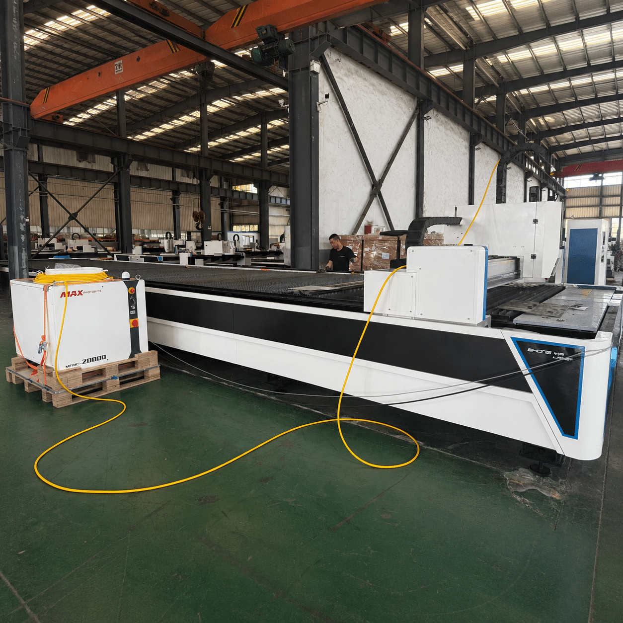 Laser cutting machine for sheet metal cutting