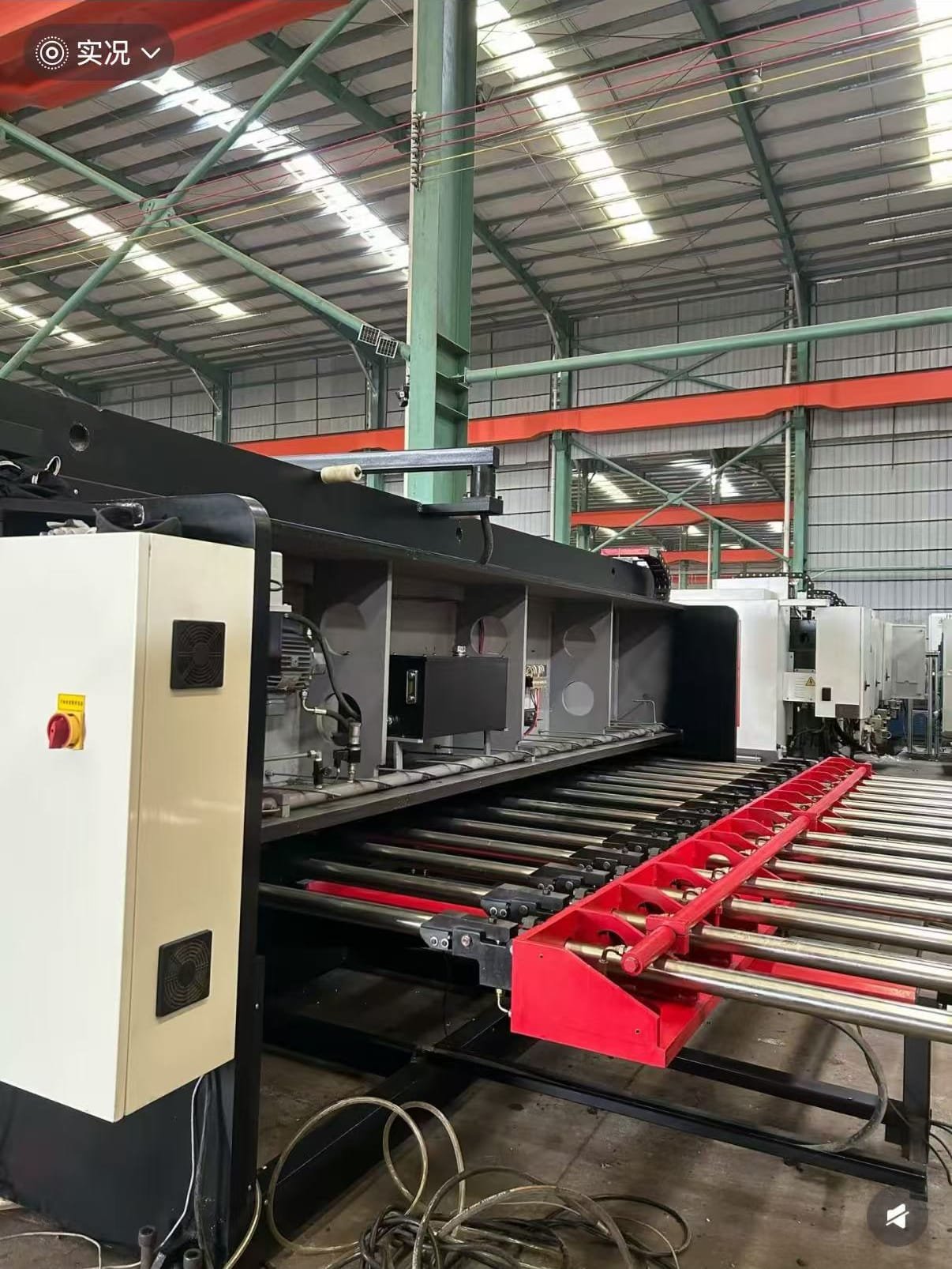 horizontal V grooving machine for large metal panels